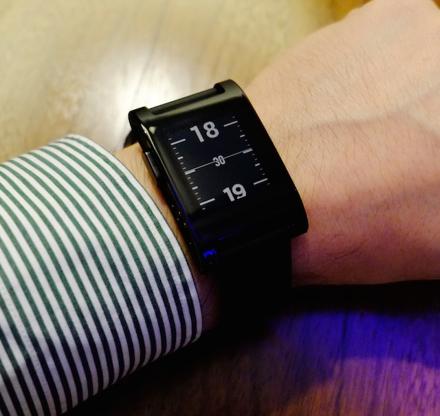 Pebble - tarcza inspirowana podziałką jak z przyrządów laboratoryjnych